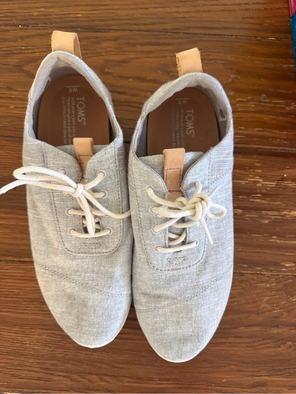 TOMS Men's Light Gray Canvas Lace-Up Sneakers with Tan Pull Tabs